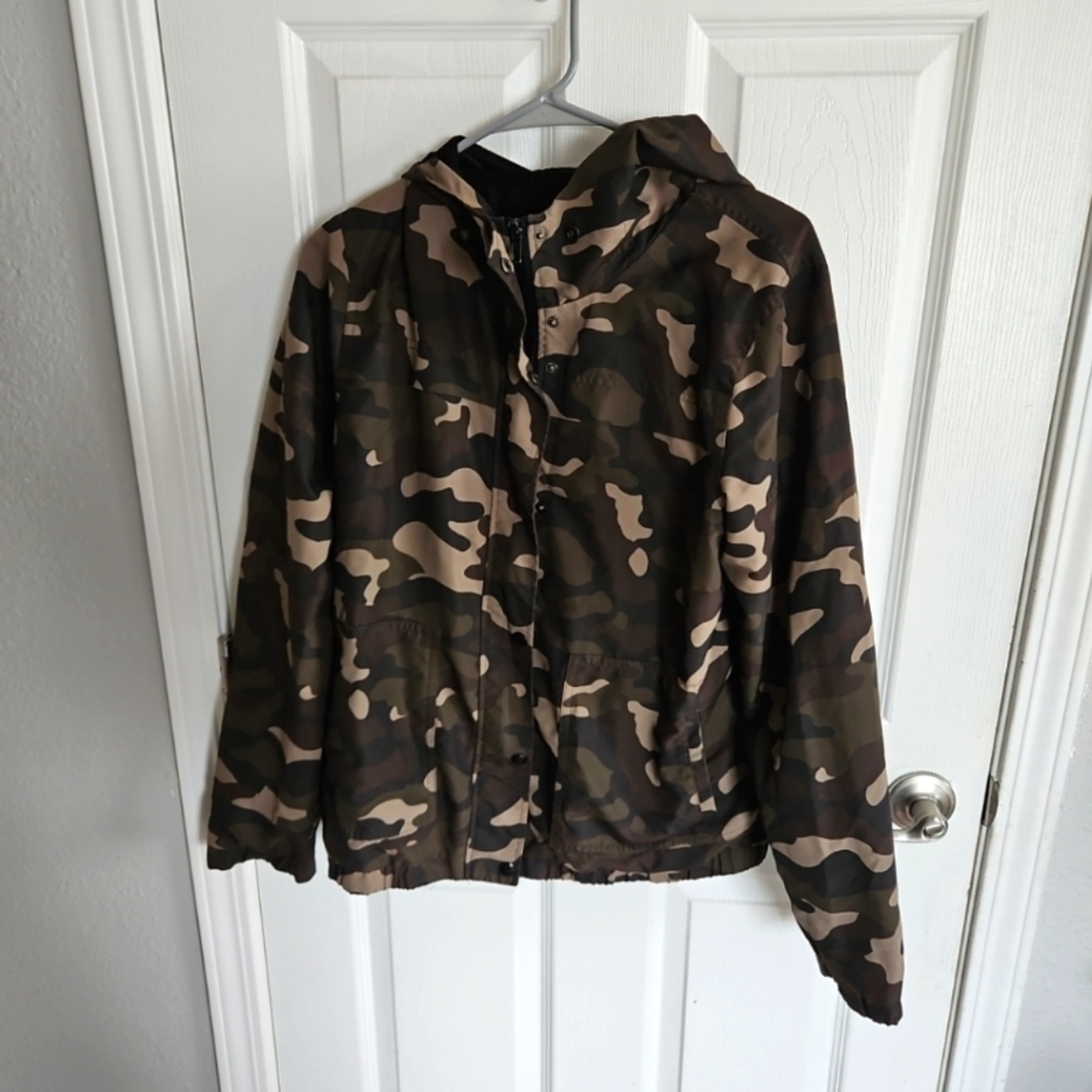 VOLCOM Womens Medium (8) Camo Windbreaker Green Camoflauge Water Resistant (TK)